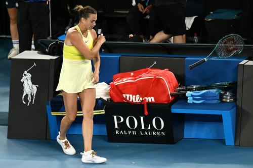 Aryna Sabalenka a aruncat racheta distrusă FOTO Guliver/GettyImages