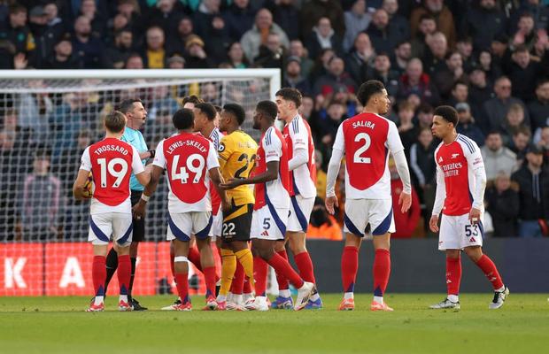 „Nu o să vă vină să credeți” » Șocați de decizia luată la meciul din Premier League: „N-am mai văzut în viața mea”