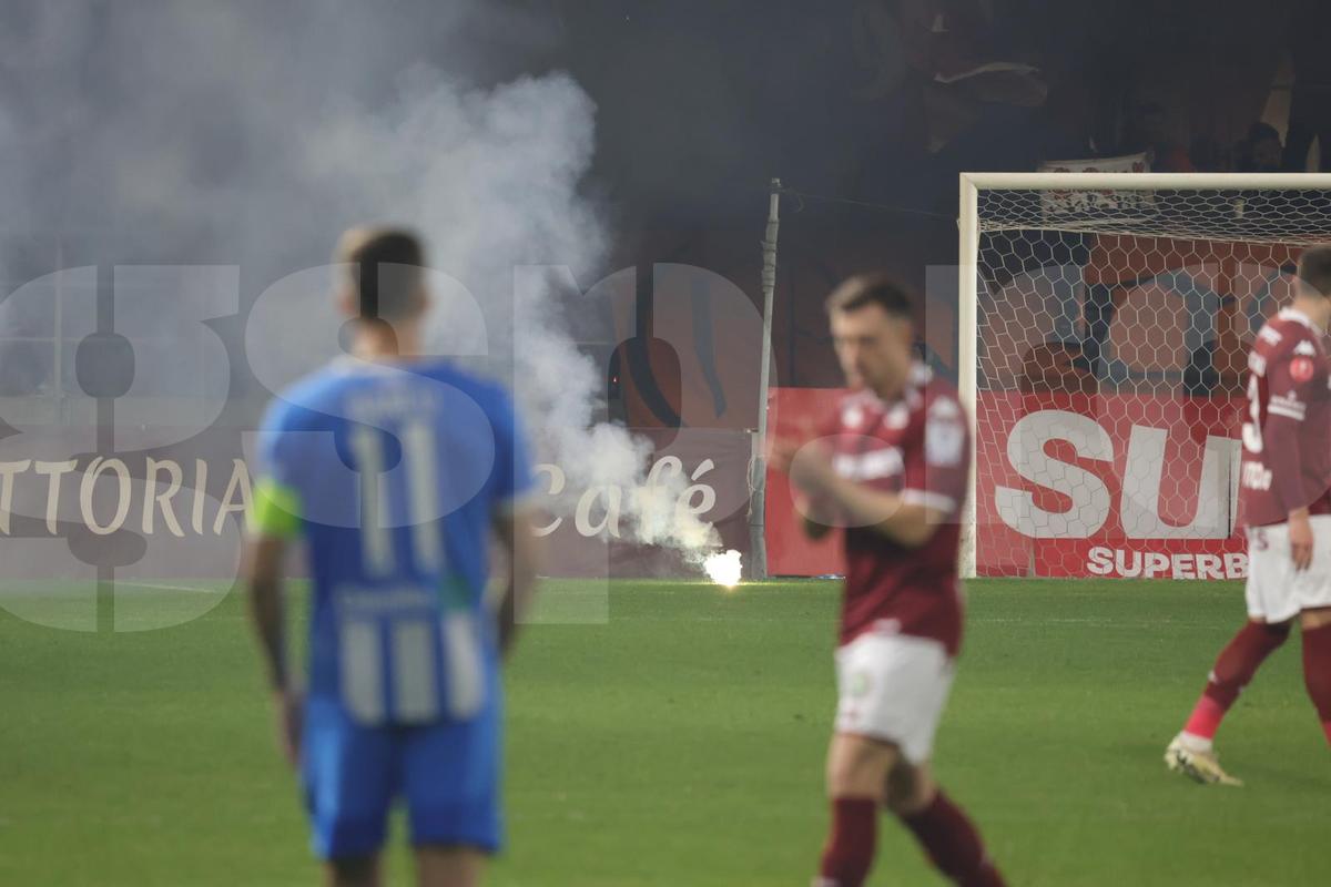 Suporterii de la Rapid au aruncat din nou cu petarde și fumigene în teren
