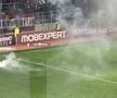 Suporterii de la Rapid au aruncat din nou cu petarde și fumigene în teren/ Foto: GSP