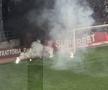 Suporterii de la Rapid au aruncat din nou cu petarde și fumigene în teren/ Foto: GSP