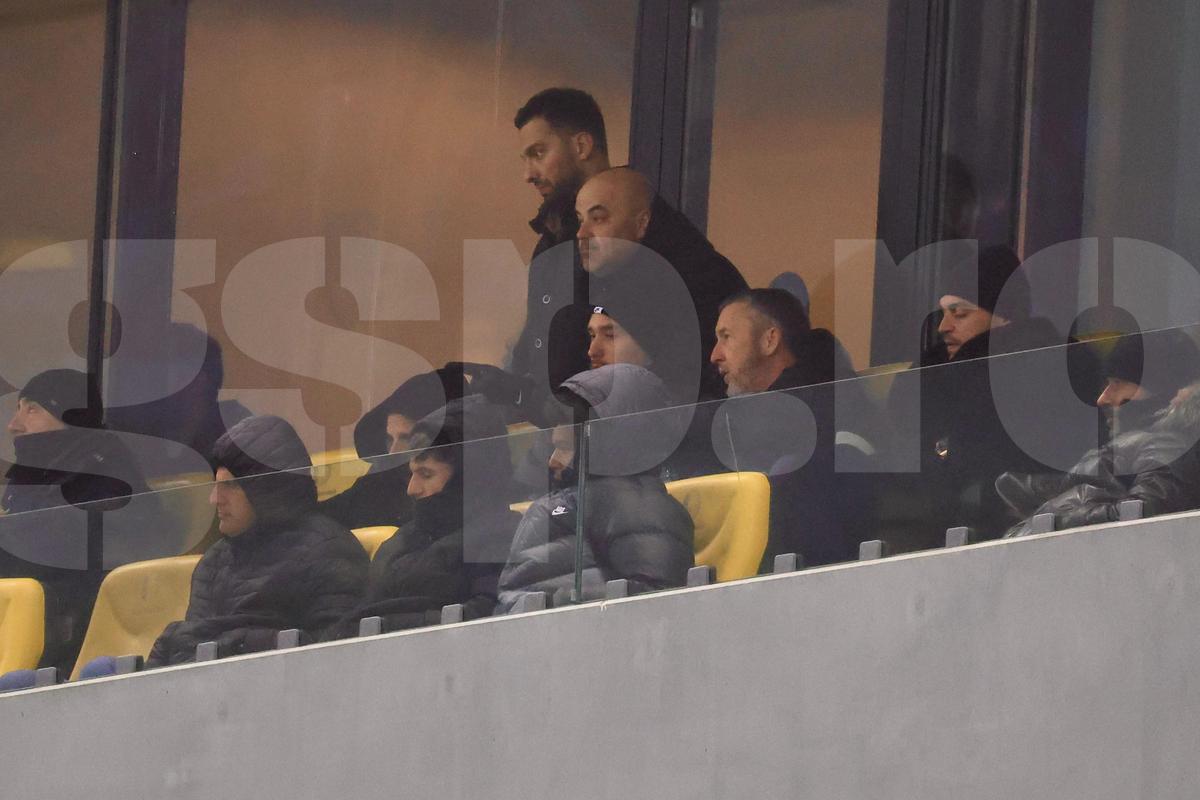 Mihai Stoica a fost sunat de Gigi Becali în timpul meciului, apoi a intrat în lojă