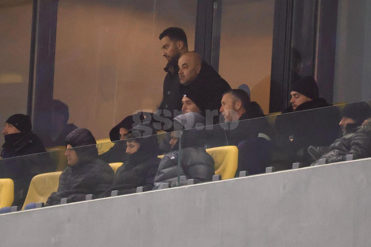 Mihai Stoica a fost sunat de Gigi Becali în timpul meciului, apoi a intrat în lojă