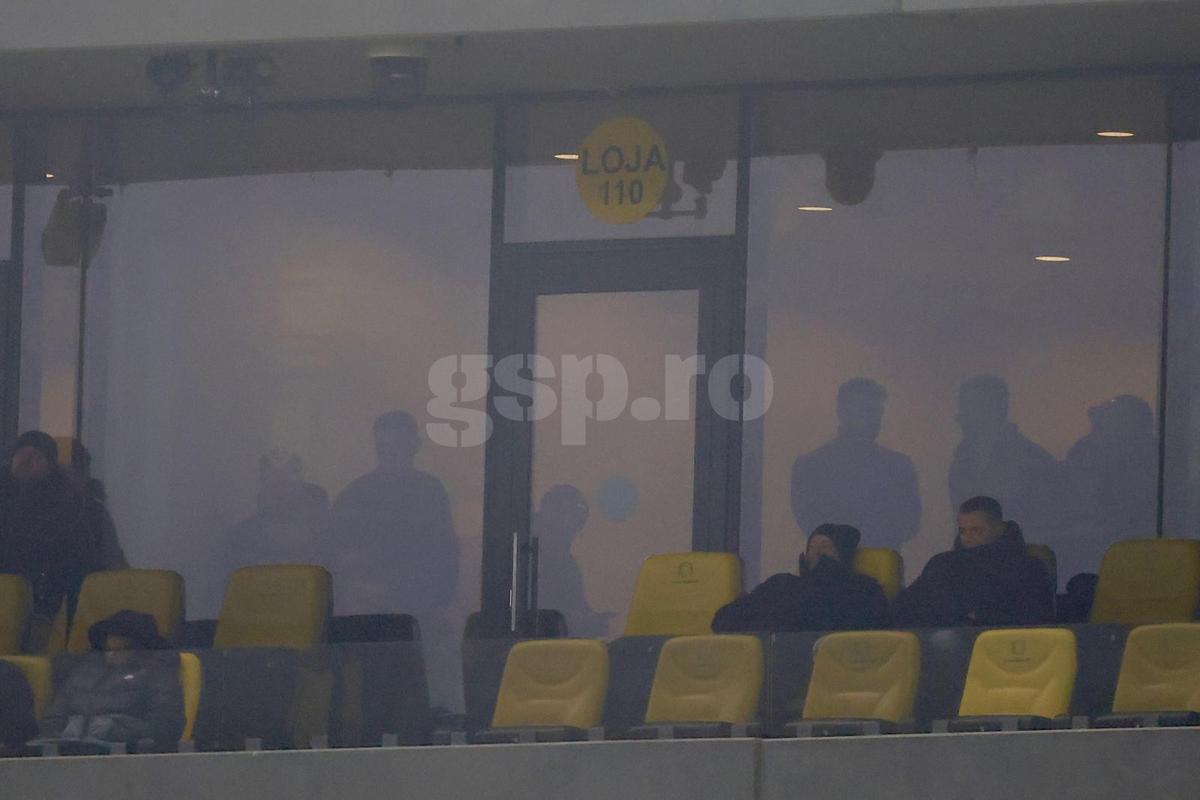 Mihai Stoica a fost sunat de Gigi Becali în timpul meciului, apoi a intrat în lojă