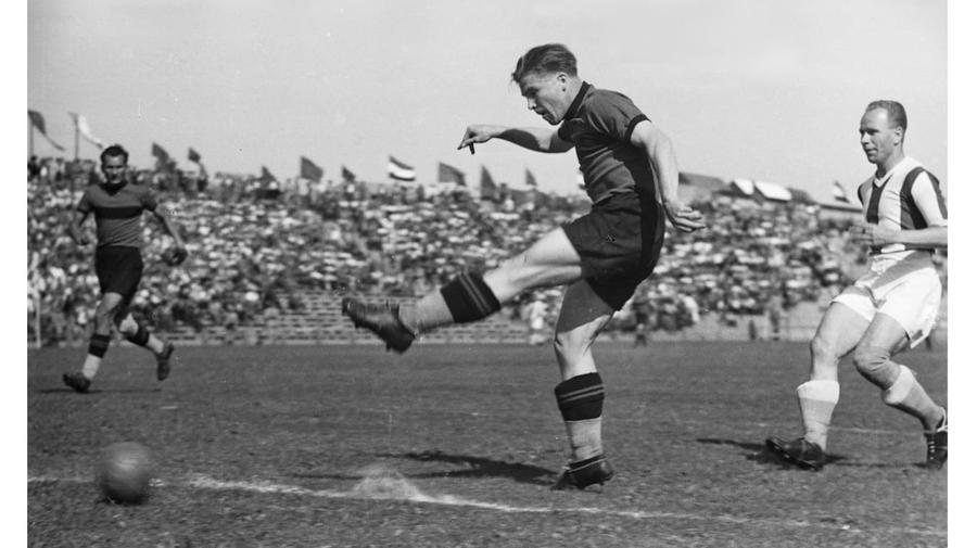 Ștefan Kovacs avea relații apropiate cu Ferenc Puskas, cel mai mare fotbalist maghiar din istorie Stupoare în arhivele Securității: marele Ștefan Kovacs a fost agentul secret „Vasile Munteanu” + „Este un tovarăș atașat colaborării”