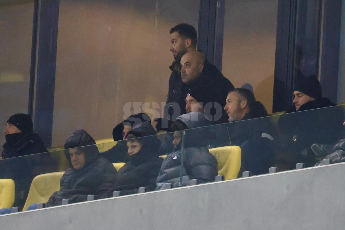 Mihai Stoica a fost sunat de Gigi Becali în timpul meciului, apoi a intrat în lojă