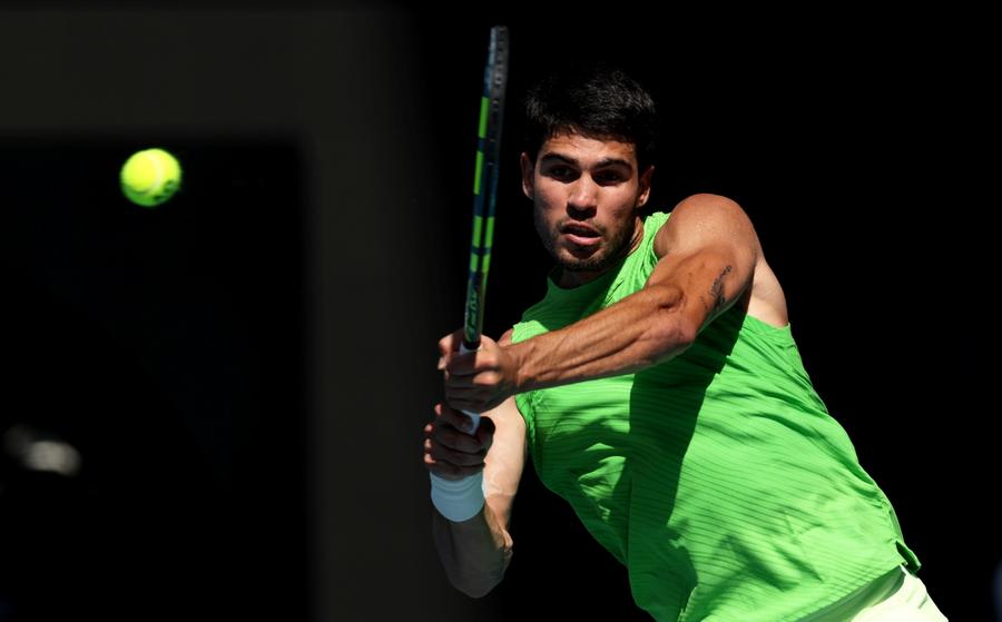 Carlos Alcaraz în acțiune la Melbourne FOTO Guliver/GettyImages Carlos Alcaraz stă departe de controverse: „Nu-mi pot imagina ce înseamnă să joci un meci în astfel de condiții, Jannik Sinner a arătat că este un campion”