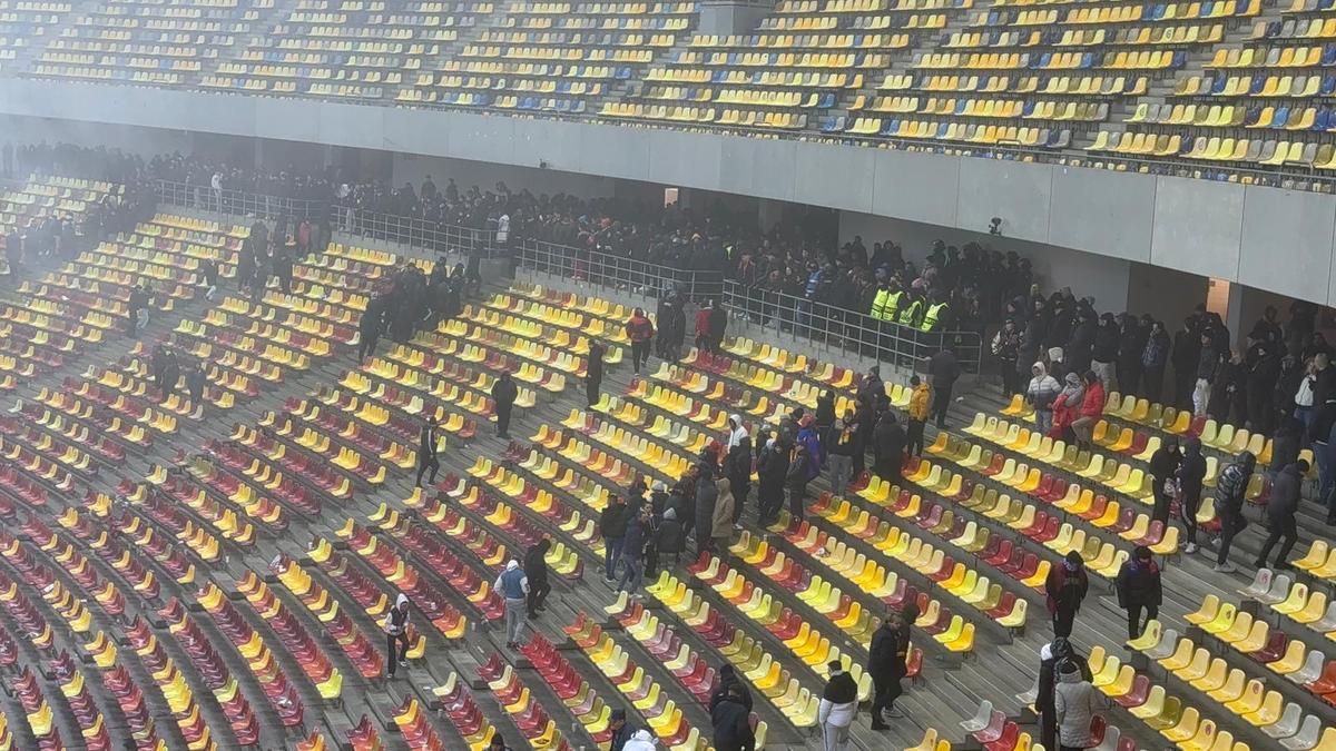 Peluza Nord FCSB fierbe! » Cine a intervenit și i-a oprit pe ultrași să nu le vandalizeze mașinile jucătorilor: „Vă credeți vedete. Prea multă aroganță”