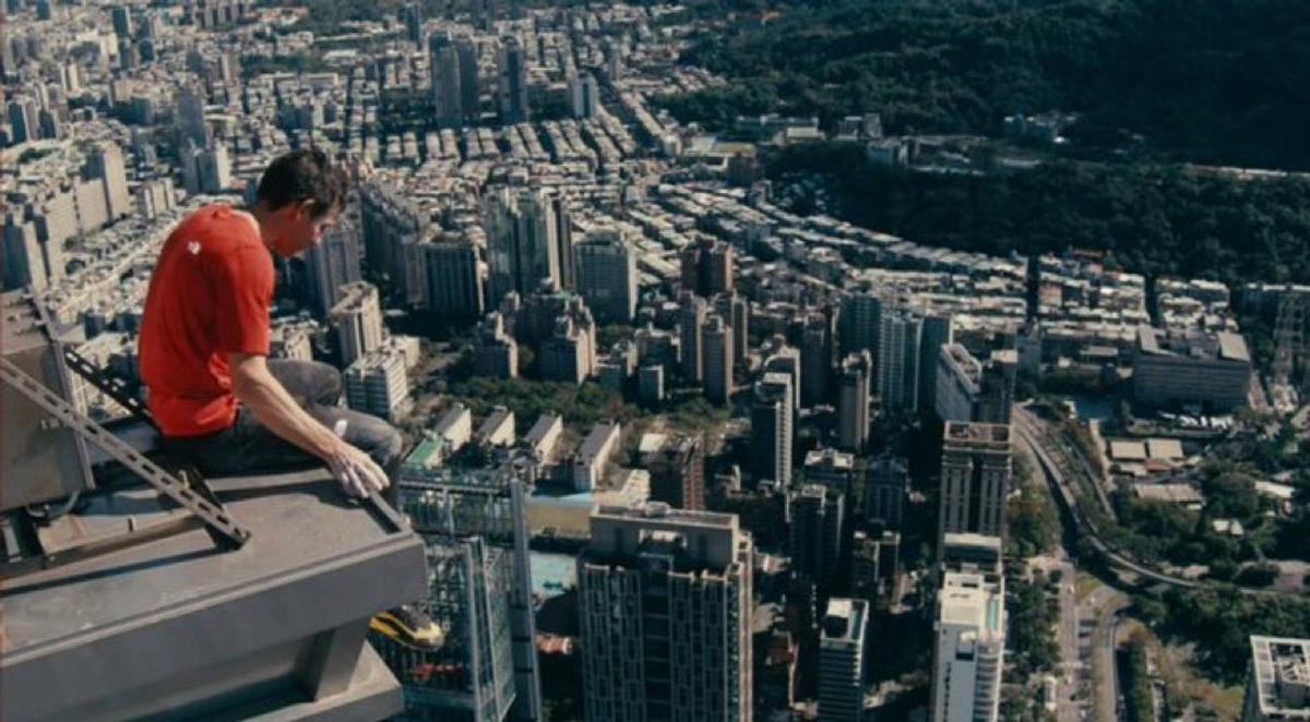 Uriașul Alex Honnold a escaladat un turn în Taiwan fără vreo plasă de siguranță // foto: X