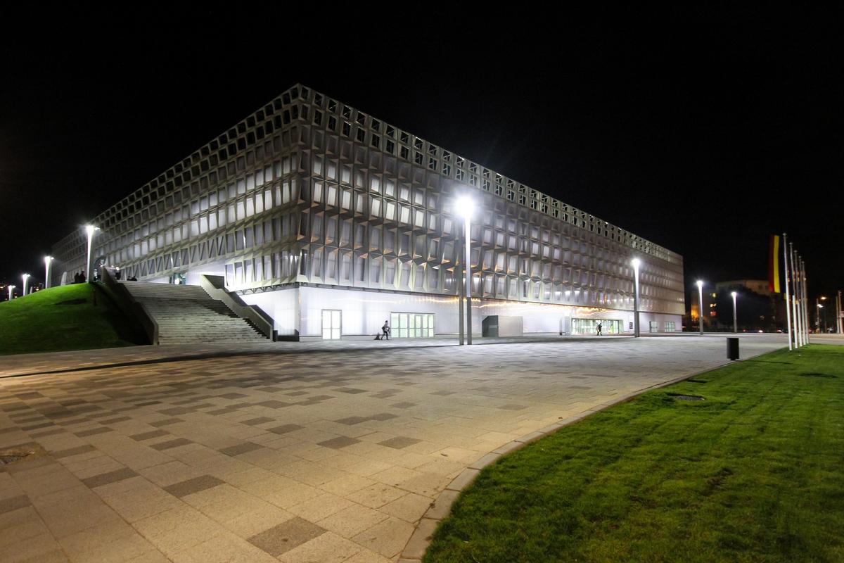 STOP spectacolelor de manele într-o sală polivalentă din România