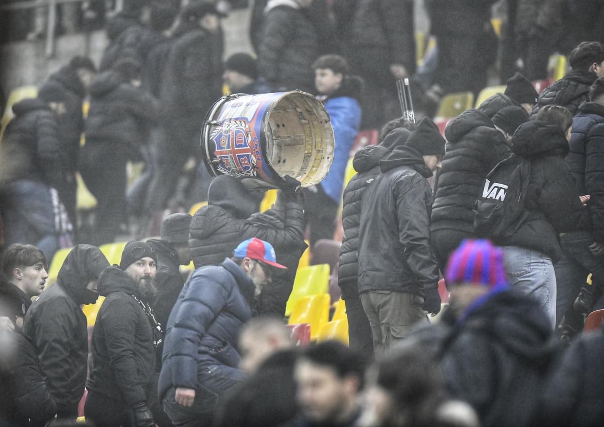 Peluza Nord FCSB fierbe! » Cine a intervenit și i-a oprit pe ultrași să nu le vandalizeze mașinile jucătorilor: „Vă credeți vedete. Prea multă aroganță”