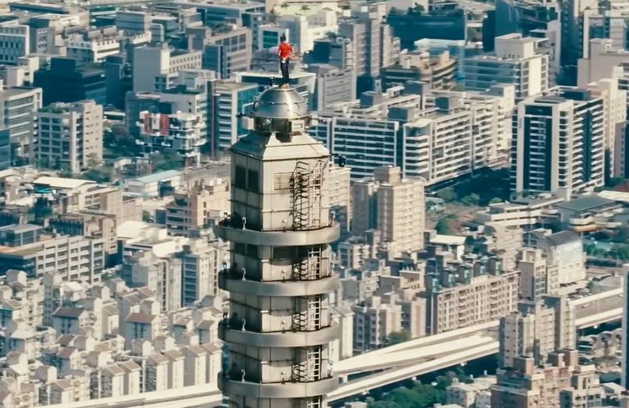 Alex Honnold la finalul escaladei de pe turnul Taipei 101, foto: captură youtube Netflix „Miza programului n-a fost ascensiunea, ci moartea” » De ce escaladarea live a unui zgârie-nori de către Alex Honnold a fost greșită: „Clădirea nu e munte, e o vânătoare de clickuri vopsită drept căutare interioară”