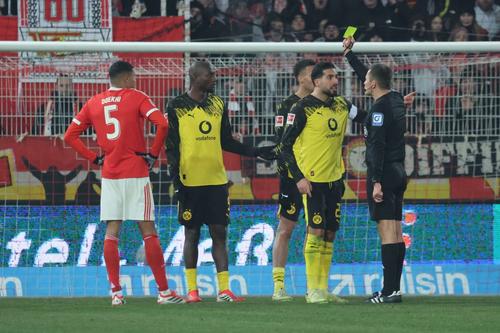 Emre Can, căpitanul Borussiei Dortmund, vede cartonașul galben / Foto: Imago