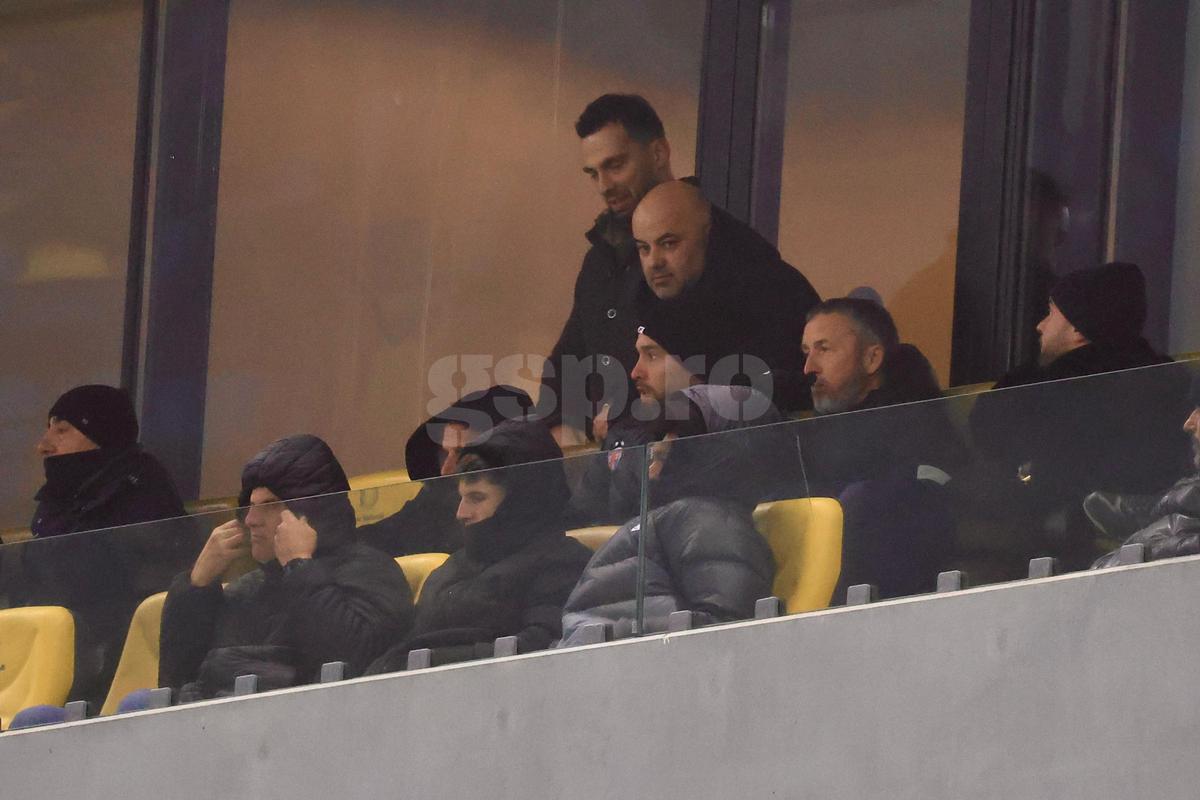 Mihai Stoica a fost sunat de Gigi Becali în timpul meciului, apoi a intrat în lojă