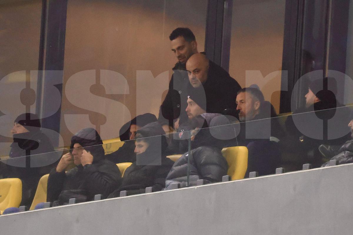 Mihai Stoica a fost sunat de Gigi Becali în timpul meciului, apoi a intrat în lojă