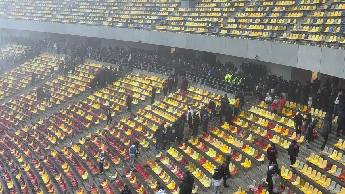 Peluza Nord FCSB fierbe! » Cine a intervenit și i-a oprit pe ultrași să nu le vandalizeze mașinile jucătorilor: „Vă credeți vedete. Prea multă aroganță”
