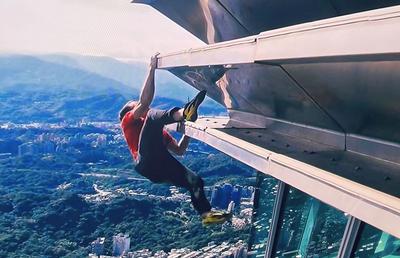 Performanță ULUITOARE! Cerul e limita » A reușit să escaladeze un zgârie-nori din Taiwan de 508 metri FĂRĂ coardă, în doar 95 de minute