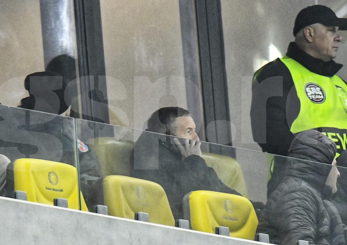 Mihai Stoica a fost sunat de Gigi Becali în timpul meciului, apoi a intrat în lojă