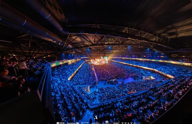 STOP spectacolelor de manele într-o sală polivalentă din România