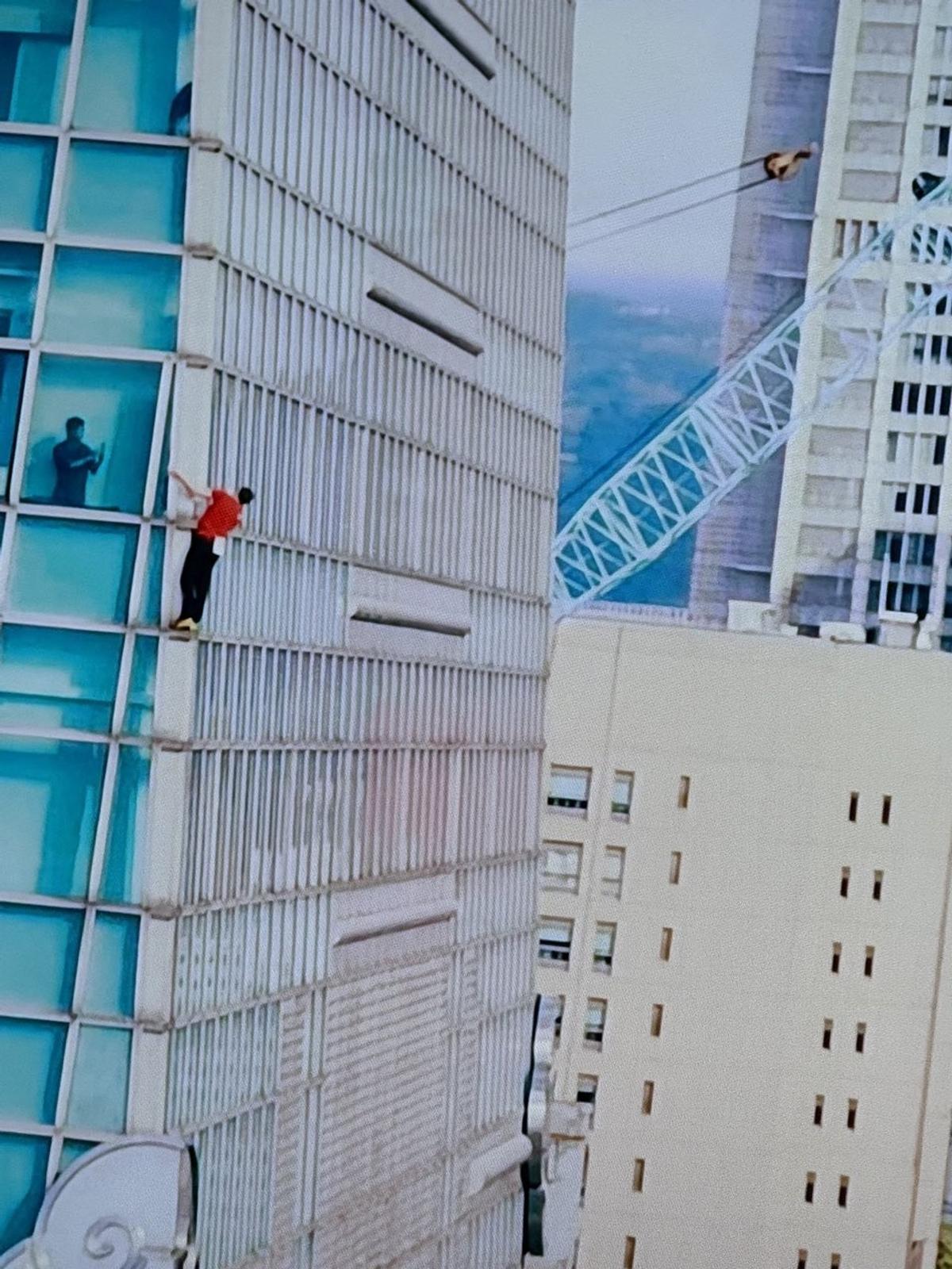 Uriașul Alex Honnold a escaladat un turn în Taiwan fără vreo plasă de siguranță // foto: X