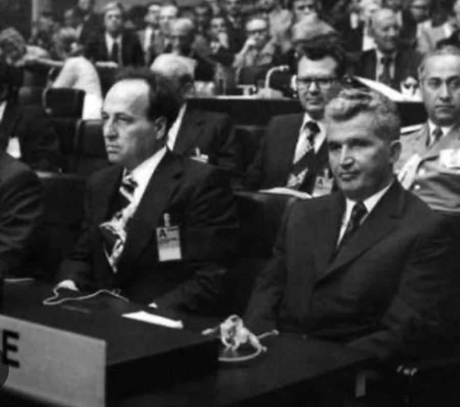Nicolae Pleșiță (dreapta, rândul doi) a fost unul dintre slujbașii lui Ceaușescu, ajungând șef al spionajului românesc după fuga generalului Pacepa în Occident, produsă în 1978 Stupoare în arhivele Securității: marele Ștefan Kovacs a fost agentul secret „Vasile Munteanu” + „Este un tovarăș atașat colaborării”