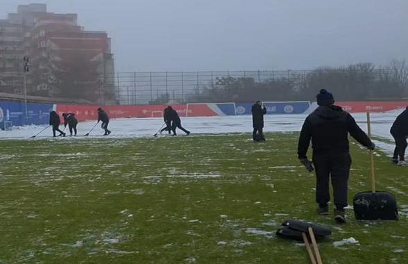 Mobilizare generală » Fanii echipei care speră la play-off au pus mâna pe lopeți și au deszăpezit terenul
