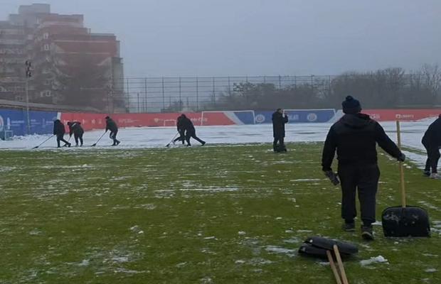 Mobilizare generală » Fanii echipei care speră la play-off au pus mâna pe lopeți și au deszăpezit terenul