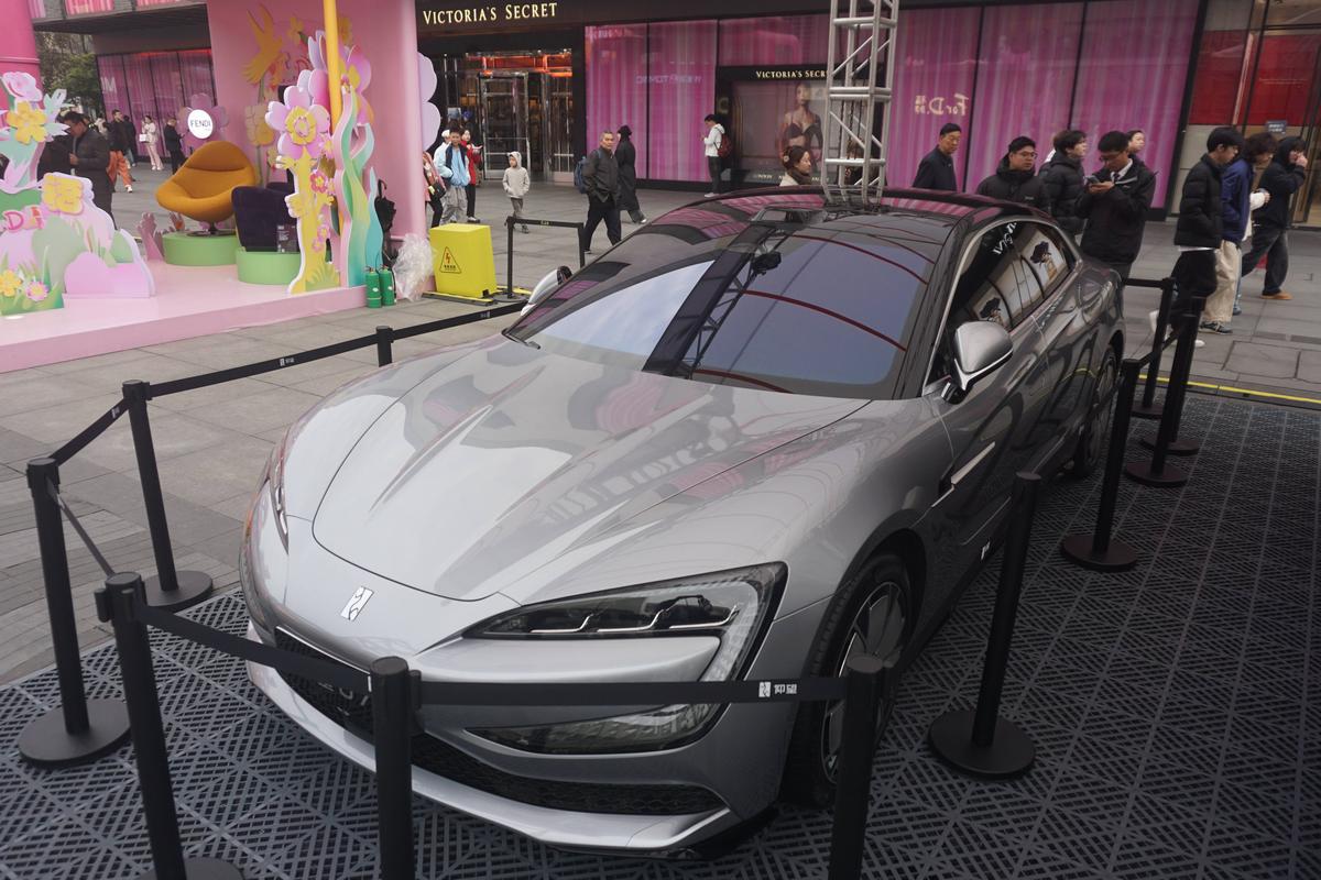 Chinezii au inventat mașina „care se scutură singură de zăpadă” » Bielorușii au vrut să verifice și au supus-o unui test: ce a urmat