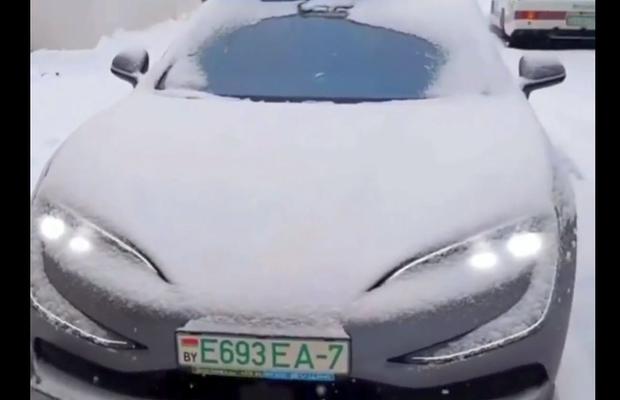 Chinezii au inventat mașina „care se scutură singură de zăpadă” » Bielorușii au vrut să verifice și au supus-o unui test: ce a urmat