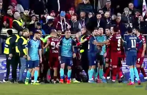 RAPID - TURRIS // FOTO + VIDEO Eliminarea lui Voicu a declanșat HAOSUL! Fanii Rapidului au atacat jucătorii adverși » A intervenit și Jandarmeria!