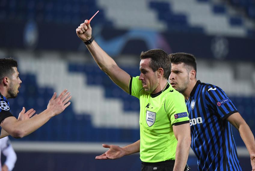 Gian Piero Gasperini, antrenorul Atalantei, reclamă eliminarea pripită a lui Freuler în debutul meciului cu Real Madrid, 0-1, din optimile Ligii Campionilor. Foto: Reuters