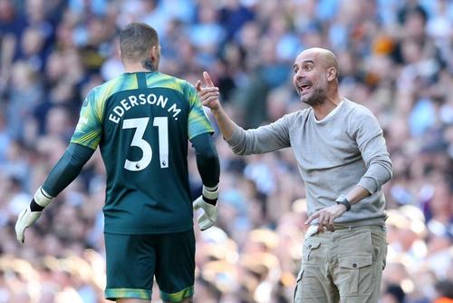Ederson, într-un dialog cu managerul Pep Guardiola / Sursă foto: Guliver/Getty Images