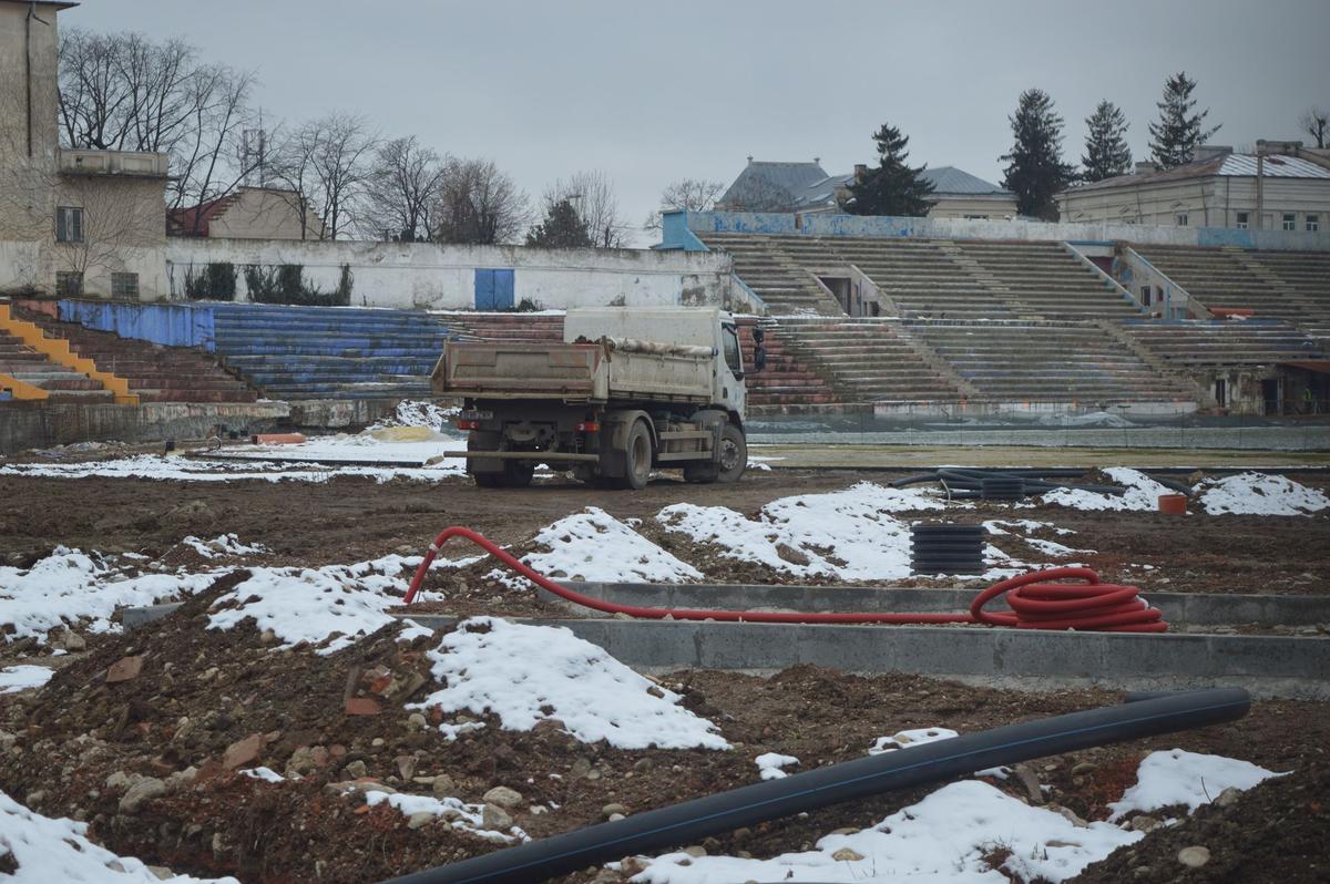 VIDEO + FOTO Un an pentru câțiva stâlpi! Lucrările la stadionul de 16 milioane de euro al unei echipe din Liga 1 întârzie nejustificat