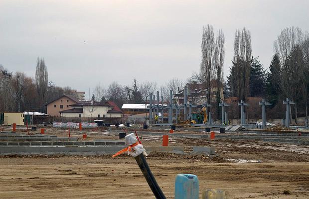 VIDEO + FOTO Un an pentru câțiva stâlpi! Lucrările la stadionul de 16 milioane de euro al unei echipe din Liga 1 întârzie nejustificat