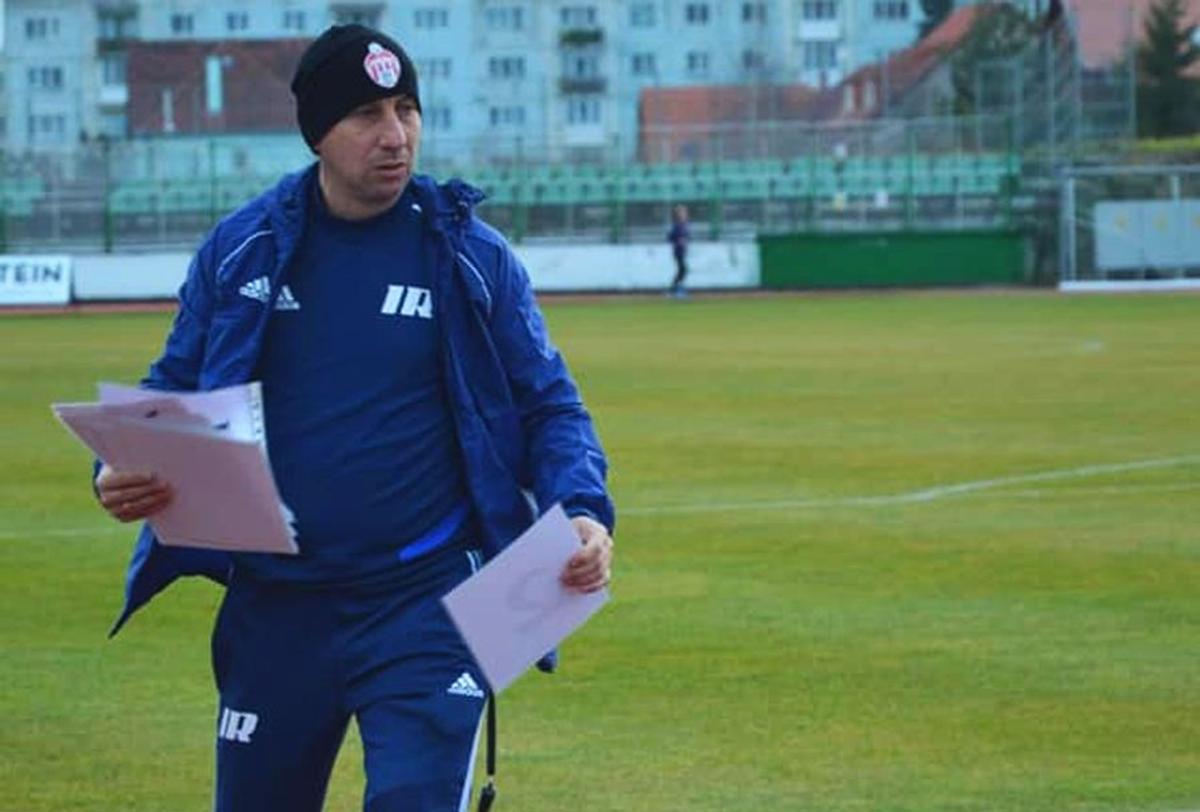 EXCLUSIV VIDEO Robert Ilyes, antrenor-jucător la 47 de ani: „Ne doare când auzim scandări xenofobe! Trăim în România, muncim și plătim impozite aici!” + povești savuroase cu George Copos
