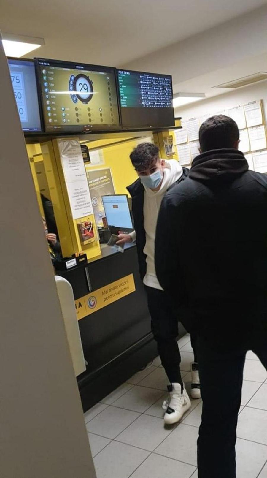 Mihai Constantinescu, în interiorul unei case de pariuri EXCLUSIV Fotografia de la care a pornit bătaia! Fotbalistul Petrolului, surprins în interiorul unei case de pariuri, cu banii în mână