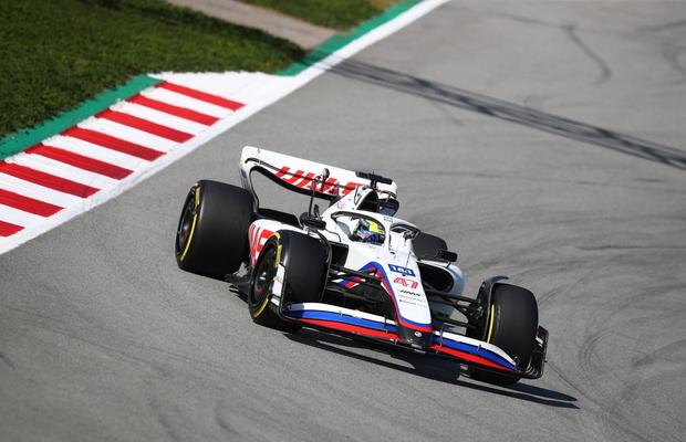 Echipa Haas din Formula 1 va renunța la drapelul Rusiei de pe monopost. Nu renunță însă la sponsorul rus!