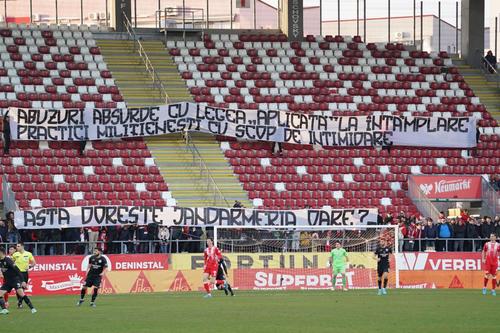 Peluza de pe „Francisc Neuman”, goală în primele 15 minute
