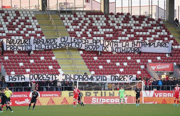 Protest al fanilor arădeni la meciul cu Academica Clinceni » De ce au lipsit suporterii din peluză în primele 15 minute