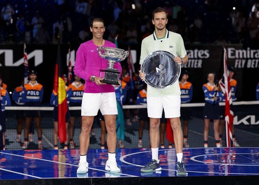 Rafael Nadal și Daniil Medvedev la festivitatea de premiere după finala de la Australian Open 2022 Naufragiul generației de tranziție a jucătorilor născuți în anii ‘90 » Un singur titlu de Grand Slam, amenințați de tinerii rapizi și încrezători care vin puternic peste ei