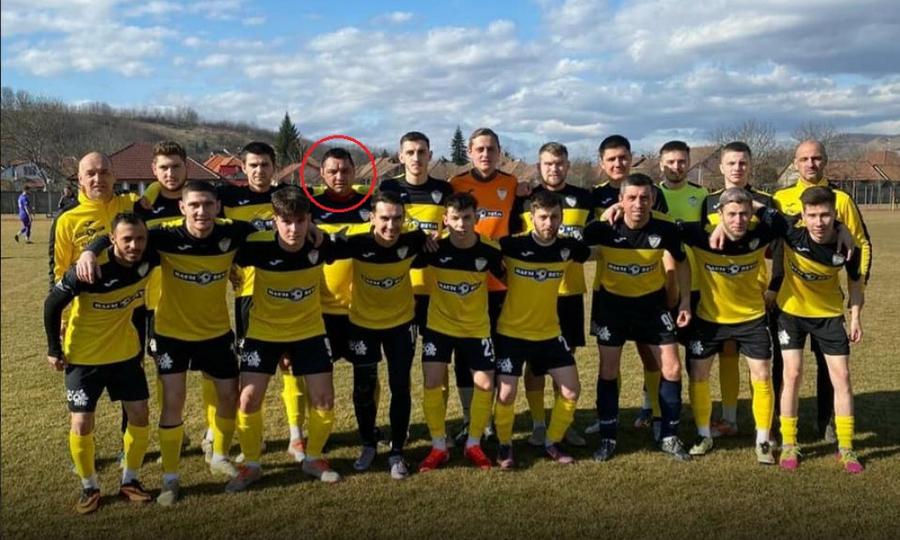 Ionel Ganea, încercuit / foto: monitorulexpres.ro Ionel Ganea a revenit pe teren la 48 de ani și a schimbat postul » Cu cine a semnat: „Joc ca Ionuț Lupescu”