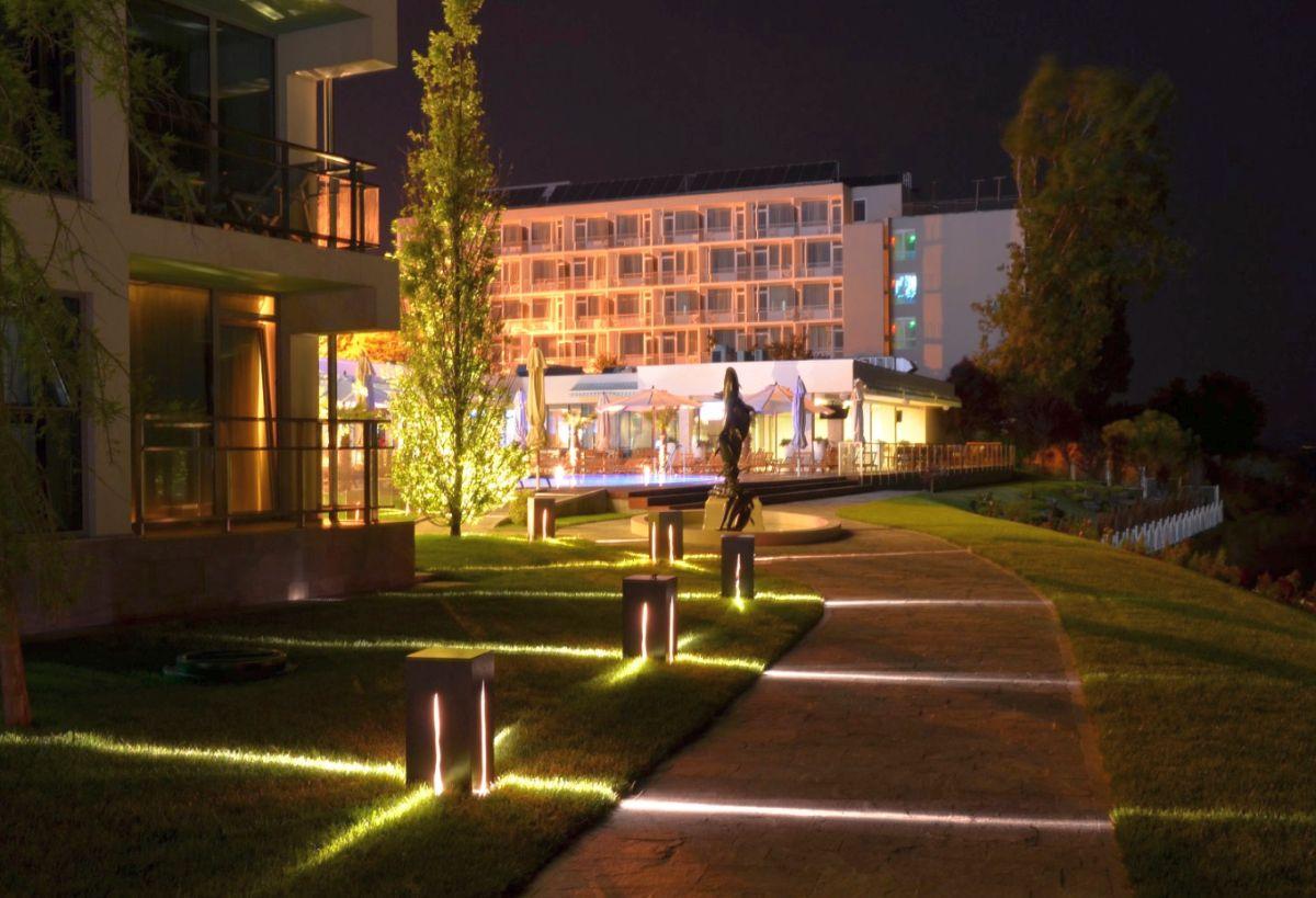 Gigi transformă FCSB în TCAB » Becali a lipit sigla echipei de fotbal pe hotelul pe care îl deține pe litoral: a schimbat doar literele 