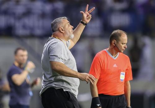 Al Sharjah, formația antrenată de Cosmin Olăroiu (53 de ani), a cucerit Supercupa în Emiratele Arabe Unite, după o victorie cu 1-0 în fața lui Al-Ain.