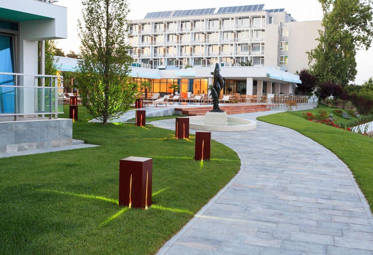 Gigi transformă FCSB în TCAB » Becali a lipit sigla echipei de fotbal pe hotelul pe care îl deține pe litoral: a schimbat doar literele 
