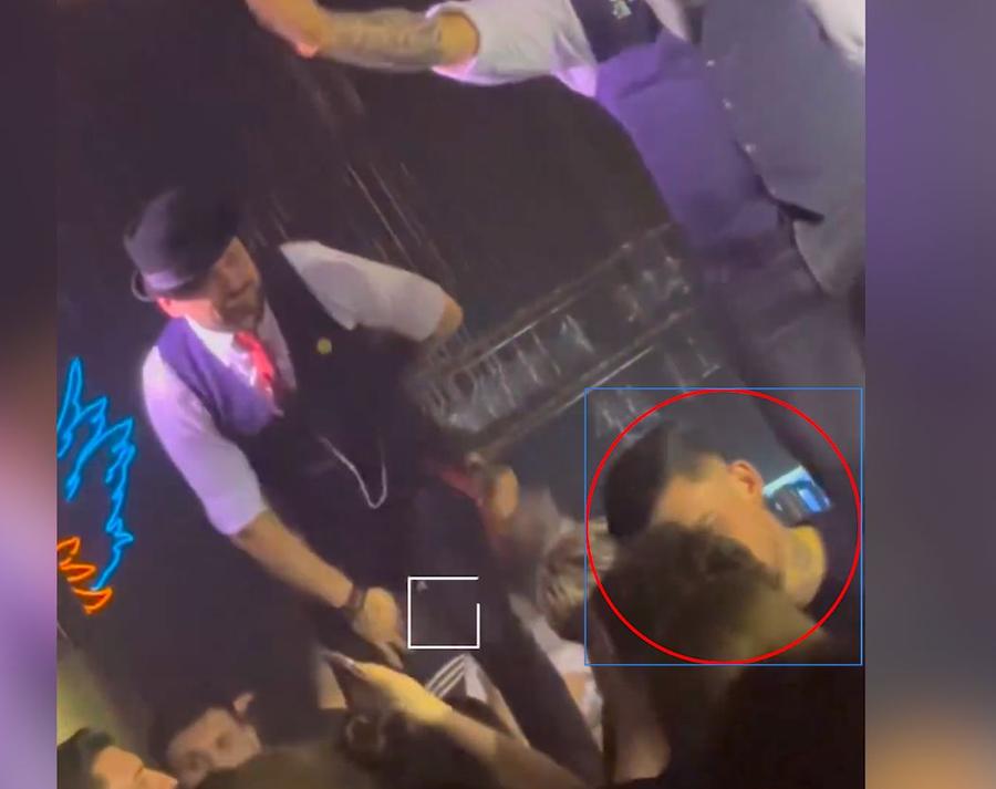 Alexandru Albu și Andrei Borza (cu spatele) Șocant! Alexandru Albu și Andrei Borza au petrecut în club după înfrângerea Rapidului cu Poli Iași