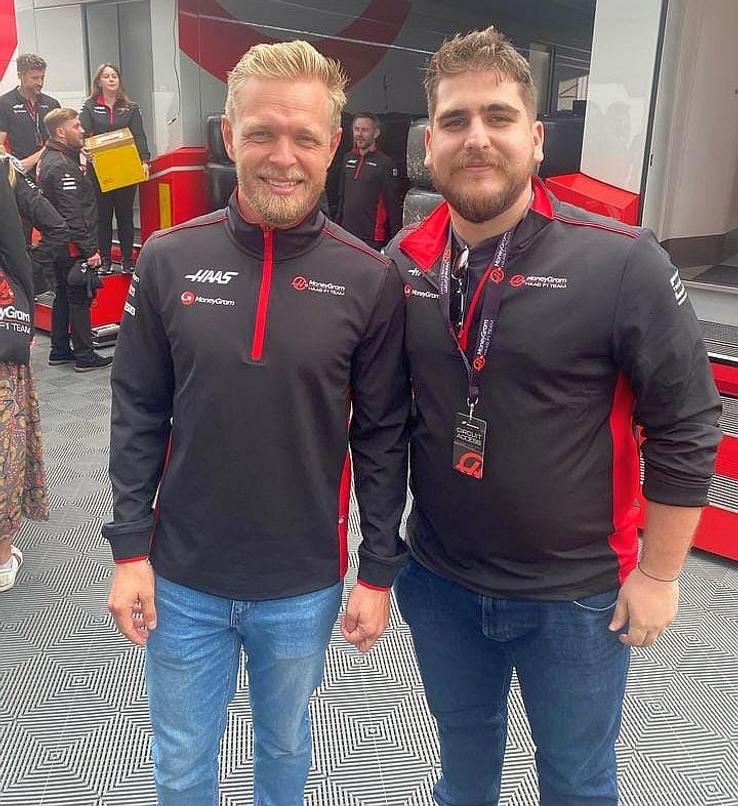 Rafael Boceanu, alături de Kevin Magnussen, pilot Haas // sursă foto: Instagram @ rafaelboceanu