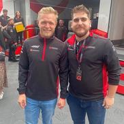 Rafael Boceanu, alături de Kevin Magnussen, pilot Haas // sursă foto: Instagram @ rafaelboceanu