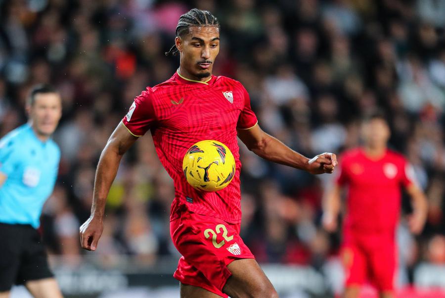 Loic Bade, fundaș central legitimat la Sevilla Misiune din ce în ce mai grea pentru Radu Drăgușin la Tottenham » Stoperul evaluat la 60 de milioane de euro a confirmat interesul lui Spurs