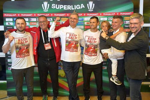 Dinamoviștii imediat după momentul promovării în Liga 1, în mai 2023, după returul cu FC Argeș (6-1, 2-4)
Foto: Eduard Apostol