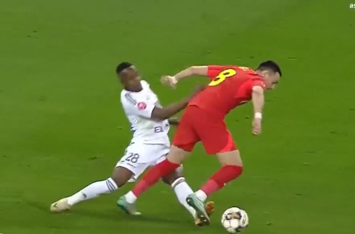 Eroare VAR la faza care o costă scump pe FCSB?! „Eu asta nu înțeleg. A plecat îndoit de la monitor!”